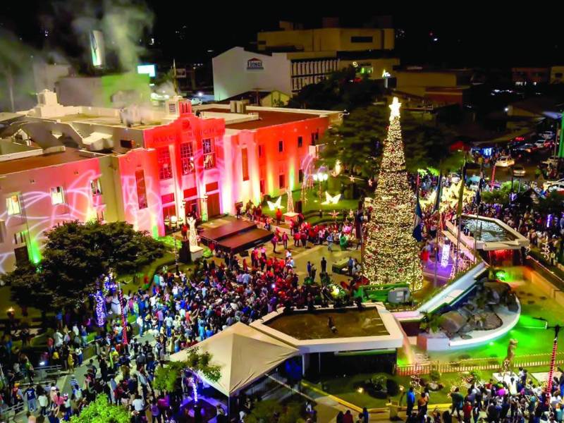 El parque fue iluminado con luces multicolores, mientras que centenares de sampedranos disfrutaron de las actividades en el inicio de la Navidad. Fotos Yoseph Amaya