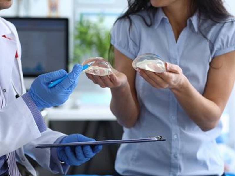 Expertos sugieren a los padres y adolescentes a no ceder a presiones sociales para someterse a cirugías estéticas.