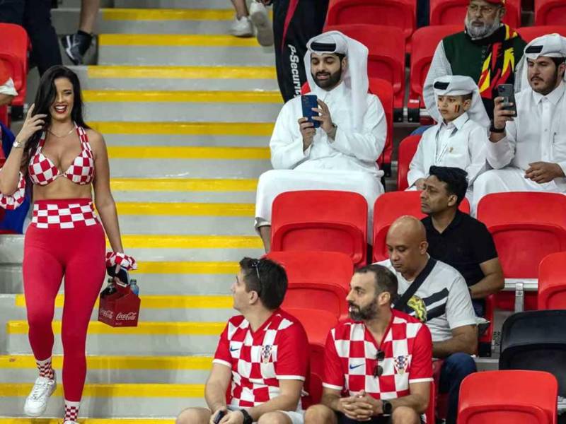 La sexy modelo Ivana Knöll, Miss Croacia, ha revolucionado en el Mundial 2022 que se disputa en Qatar, donde también ha desafiado las reglas de dicho país, lo que podría provocarle problemas.