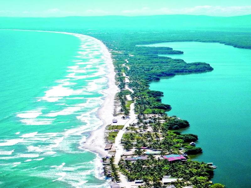 Más de 10,000 sacos de arena solo han sido un paliativo.