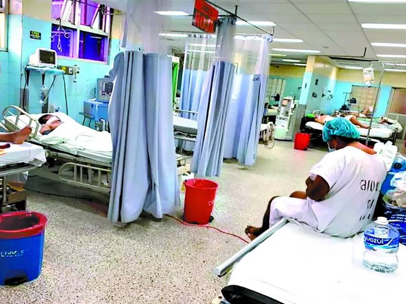 <b>Con presupuesto aún sin ejecutar, pacientes enfrentan carencias en hospitales, comprando insumos básicos para recibir atención médica.</b>