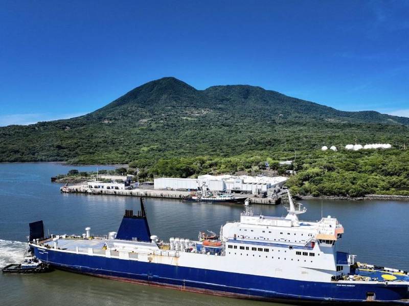 <b>Tras la retirada, el buque Blue Wave cruzó esta semana el canal de Panamá.</b>