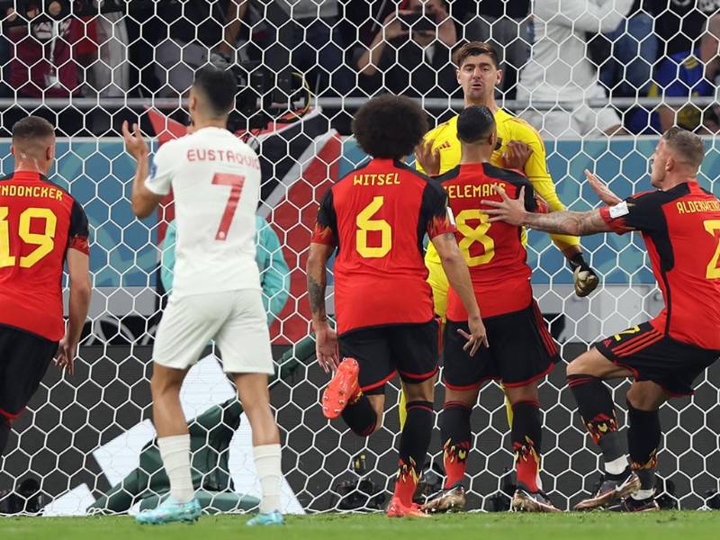 El portero belga Thibaut Courtois celebra con sus compañeros tras parar el penal de Alphonso Davies.