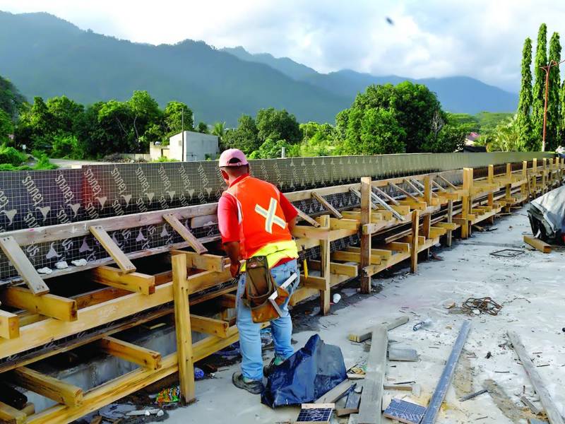 <b>La calle peatonal con su Paseo Los Zorzales y el puente Linda Coello sobre el río Santa Ana estarán listos para la primera quincena de diciembre. Fotos Emilio paz</b>