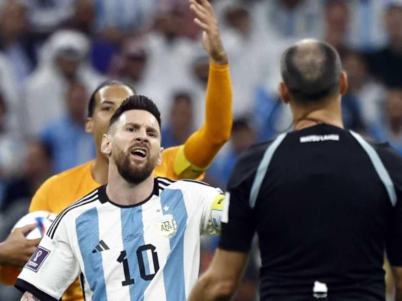 Lionel Messi le reclama a el árbitro español Antonio Mateu Lahoz durante el partido Países Bajos-Argentina.
