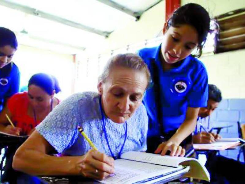 Hace años, estudiantes de último año alfabetizaban como parte del trabajo educativo social.