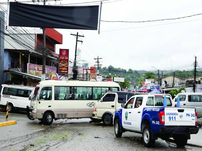 Compañeros de Alfredo Fúnez pararon sus unidades y se tomaron la entrada principal a la colonia López Arellano pidiendo justicia.