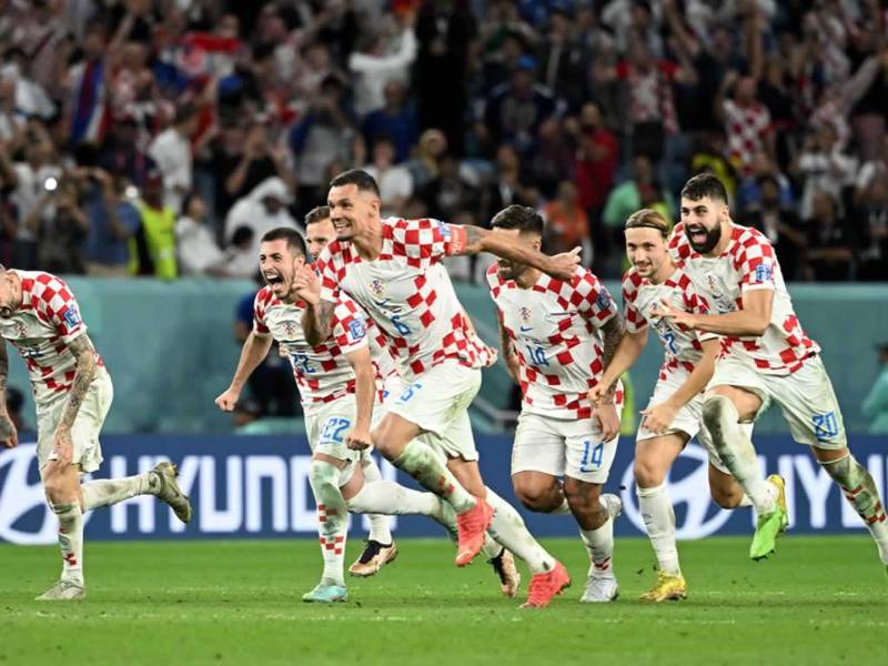 Los jugadores de Croacia celebrando tras el triunfo sobre Japón en la tanda de penales en el Mundial de Qatar 2022.