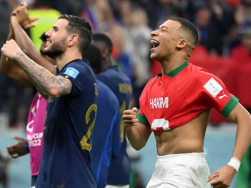 Las imágenes de la celebración de Francia tras clasificar a la final del Mundial de Qatar 2022 y la tristeza de Marruecos por la eliminación. Kylian Mbappé tuvo un enorme gesto con Achraf Hakimi y con un aficionado.