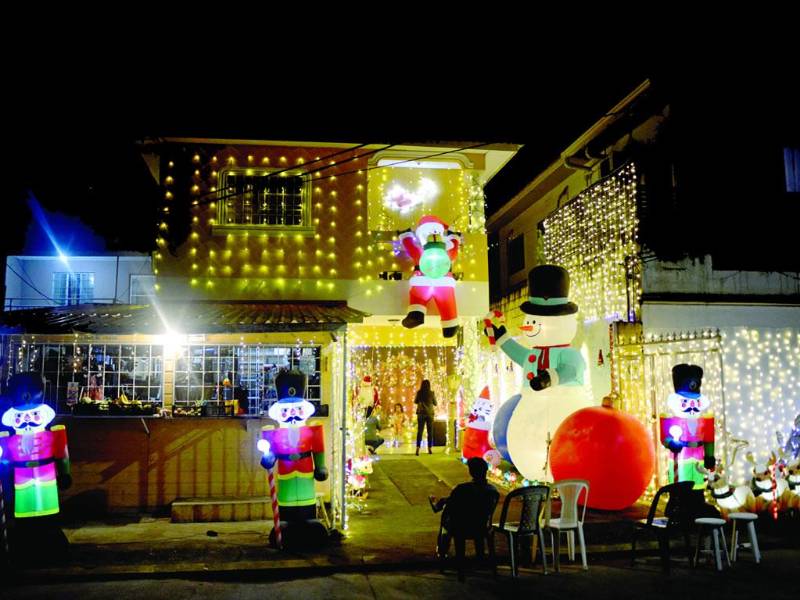 El patio de doña Norma se transforma en diciembre en una atracción dentro de la residencial Santa Isabel de San Pedro Sula. Fotos: Héctor Edú.