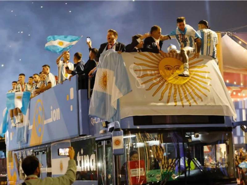 La celebración del título mundial de Argentina se extendió hasta las calles de Doha, las cuales recorrió la selección albiceleste arriba de un autobús para la caravana del campeón de la Copa del Mundo de Qatar 2022.