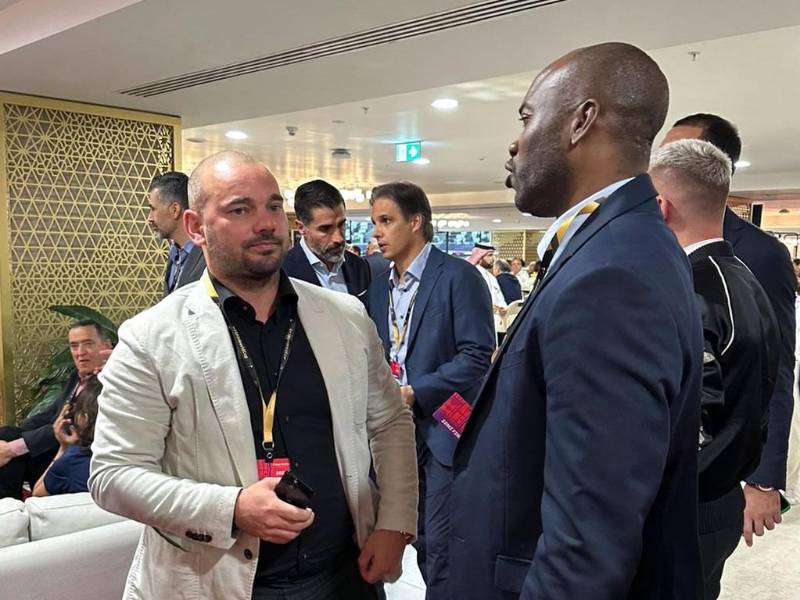 David Suazo charlando con el exfutbolista neerlandés Wesley Sneijder en el Al-Bayt Stadium de Al Khor, al norte de Doha.