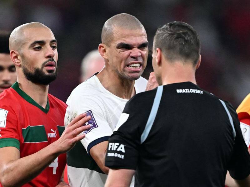 Pepe arremetió contra el árbitro argentino Facundo Tello durante el partido ante Marruecos.