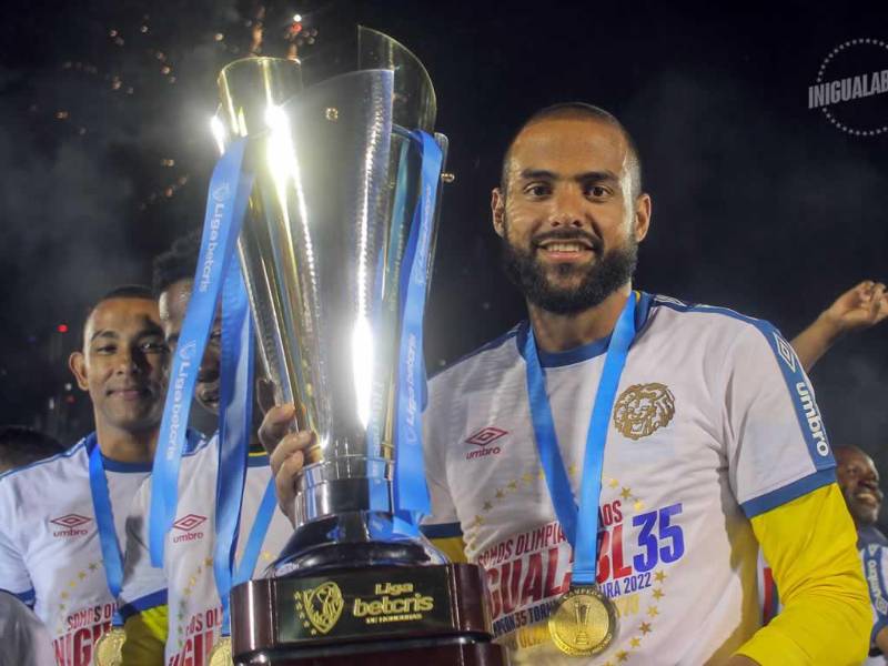 Edrick Menjívar posando con la Copa 35 del Olimpia.