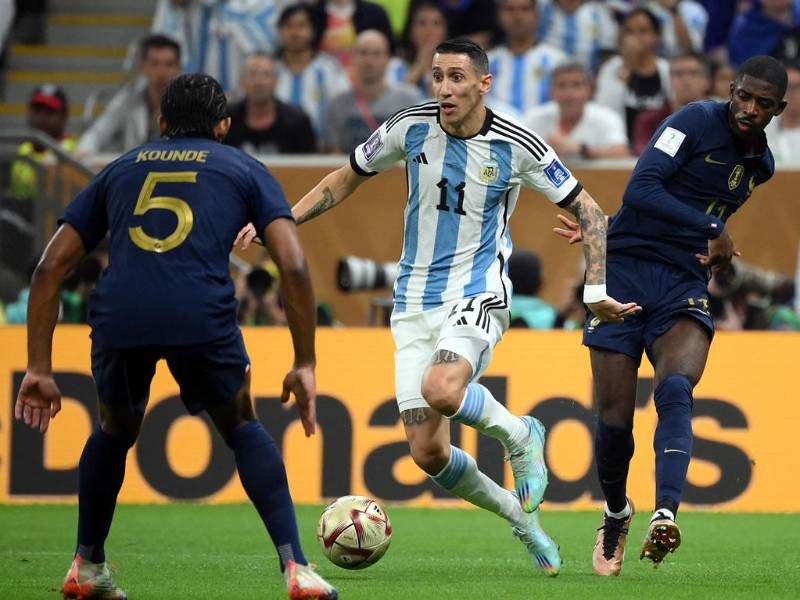 Ángel Di María cayó al área tras la acción con Ousmane Dembélé.