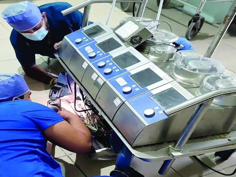 <b>La máquina de circulación extracorpórea es clave para operar del corazón a los niños.</b>