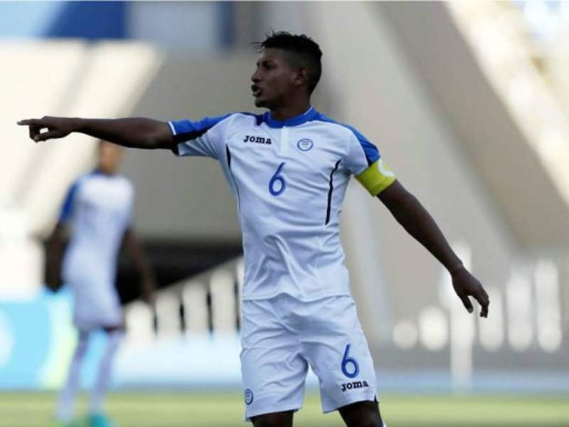 Bryan Acosta mediocampista del tenerife de España no vio acción en el partido de ida del repechaje ente los australianos. Foto/LaPrensaArchivo.