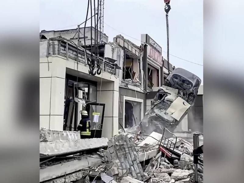 Una imagen fija tomada de un vídeo proporcionado por el Ministerio de Emergencias de Rusia muestra a un rescatista entre los escombros de una panadería tras un bombardeo en Lysychansk, Ucrania controlada por Rusia. Foto: EFE