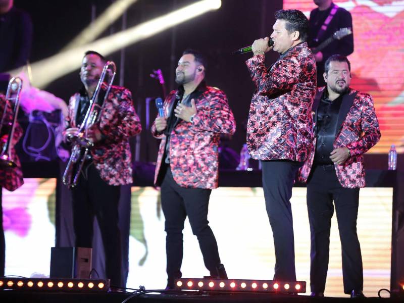 Cerca de dos horas de incansable lluvia no fueron impedimento para que miles de hondureños se aglomeraran en el Estadio Chochi Sosa de la capital en el regreso de la Banda MS, que en esta tercera ocasión hizo parada en medio de su “20 años tour”.Fotos: David Romero. Texto: Melissa López.
