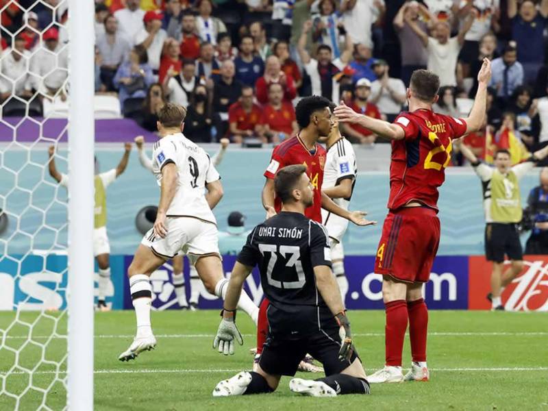 Niclas Füllkrug celebrando su gol para el empate de Alemania ante el lamento de los jugadores de España.