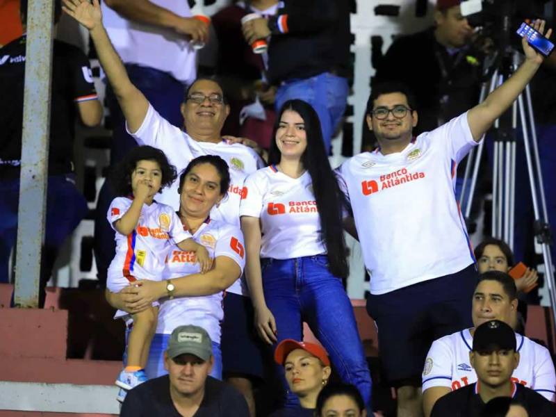 Las imágenes de la fiesta futbolera en la Gran Final del Torneo Apertura 2022 entre Olimpia y Motagua en el estadio Ceibeño.