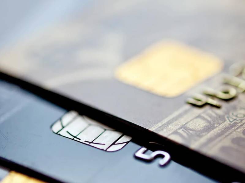 El phishing sistemático empezó en la red de America Online (AOL) en 1995. Para robar las credenciales, los atacantes fingían ser empleados comprobando sus contraseñas.