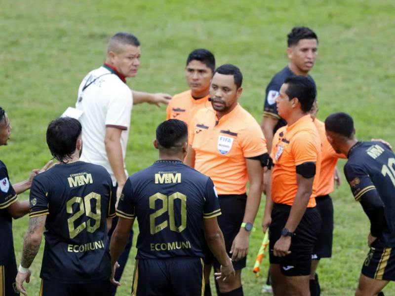Jugadores del Olancho FC reclamaron a la cuarteta arbitral del partido ante Marathón.
