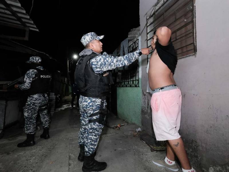 LA PRENSA Premium recorrió varias ciudades de El Salvador para constatar las operaciones de los policías y militares en las calles y en las cárceles durante el régimen de excepción.