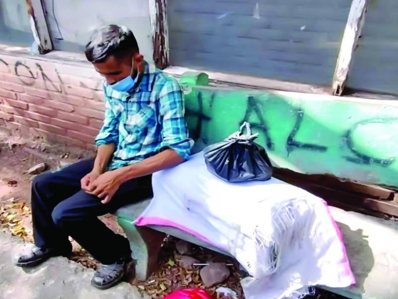 <b>El padre de la mujer reclamó el cuerpo de su nieto, que fue entregado en un pequeño féretro.</b>