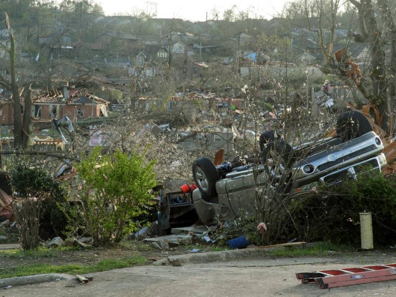 Al menos 9 personas han muerto por los fuertes tornados que han azotado en las últimas horas el medio oeste y sur de Estados Unidos, dejando a miles de personas sin electricidad y hasta provocando el colapso del tejado de un teatro donde unas 260 personas asistían a un concierto de heavy metal.