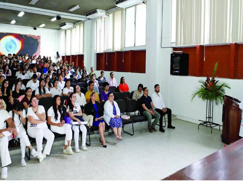 <b>La doctora y científica Mary Vallecillo en su exposición en el congreso de Unah-vs.</b>