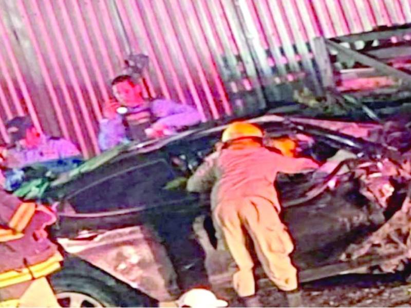 Elementos del Cuerpo de Bomberos rescataron del amasijo de metal el cuerpo de Wilson Rivers Díaz.