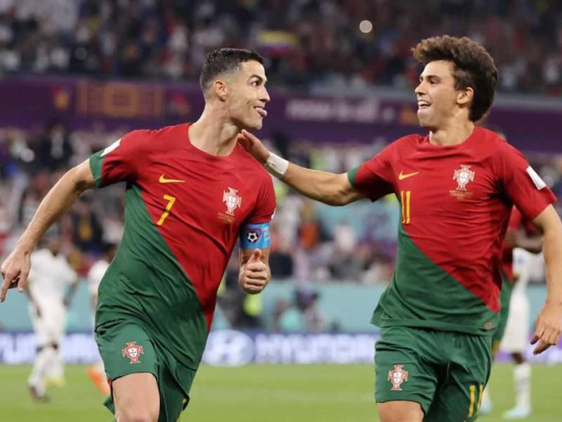 Cristiano Ronaldo celebrando su gol junto a Joao Félix, quien también anotó para la victoria de Portugal sobre Ghana en el Mundial de Qatar 2022.