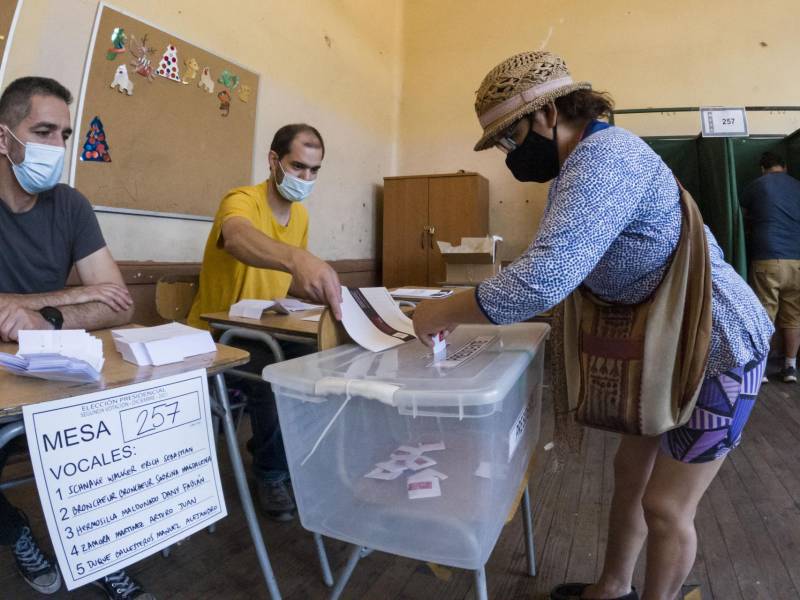 Unos 15 millones de chilenos están convocados a las urnas para el balotaje entre el izquierdista Boric y el derechista Kast.