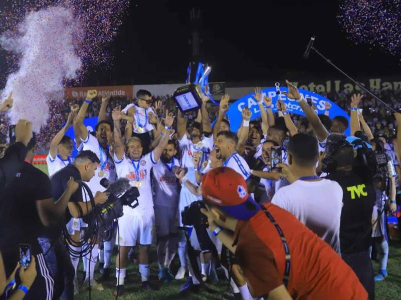 Las imágenes de la celebración del Olimpia tras quedar campeón del Torneo Apertura 2022 después de vencer al Motagua en el estadio Ceibeño, logrando su Copa 35 en la historia de Liga Nacional. Pedro Troglio sigue agrandando su leyenda con los albos.