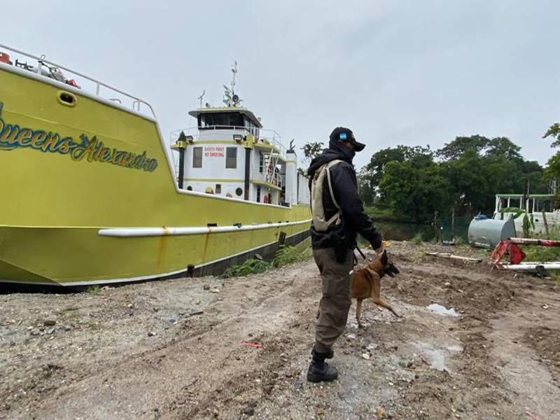 Autoridades hondureñas durante la inspección en el buque.