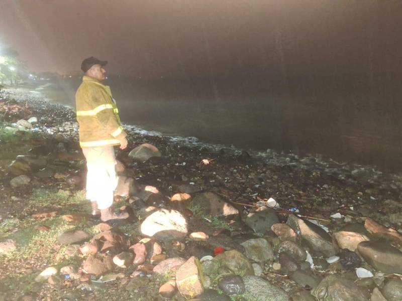 Inspección que realizan los Bomberos en playas de La Ceiba tras el sismo de 7.6 grados que se registró en aguas del mar Caribe.