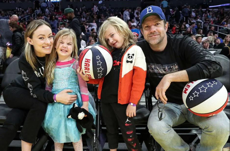 Olivia Wilde en una foto de archivo junto a su expareja, Jason Sudeikis y sus dos hijos.