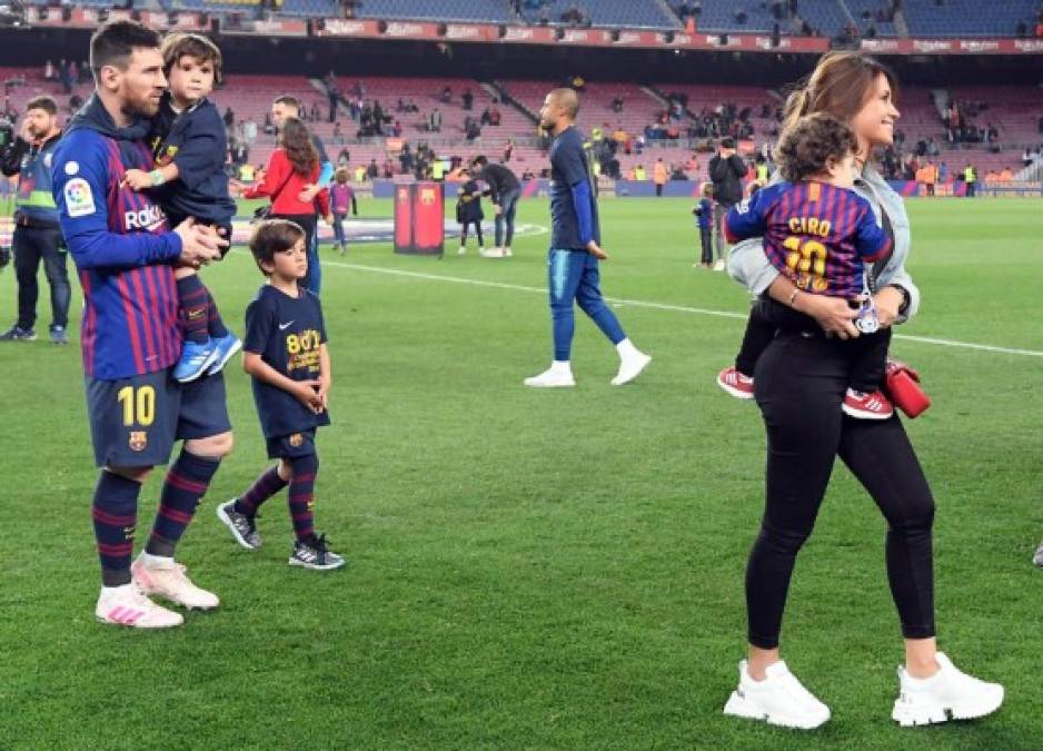 Antonella Roccuzzo no podía faltar en la celebración del Barcelona campeón y acompañó a Messi con sus hijos. Foto AFP