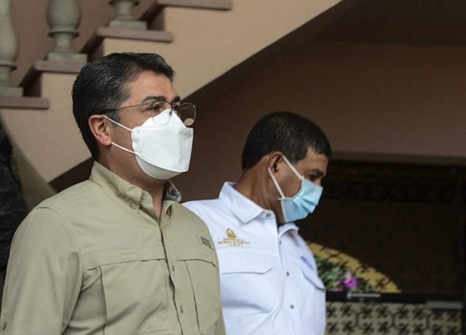 El presidente hondureño, Juan Orlando Hernández, y el secretario de Defensa Fredy Díaz Zelaya, en un pequeño acto alusivo al Miércoles de Ceniza, desde Casa Presidencial. Foto AFP