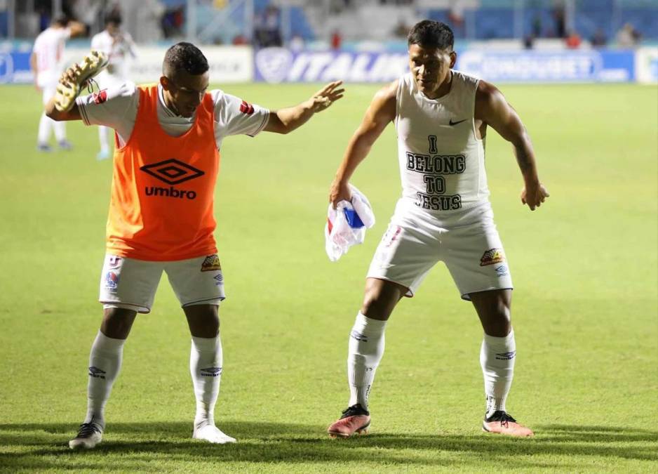 Brayan Moya también celebró su gol con un bailecito junto a Edwin Rodríguez.
