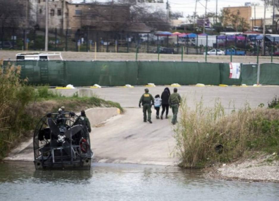 La Patrulla Fronteriza de EEUU ha redoblado los operativos de seguridad en el cruce de Eagle Pass, en Texas, frente a la ciudad mexicana de Piedras Negras, donde una caravana de más de 2,000 migrantes arribó el pasado lunes con el objetivo de cruzar a territorio estadounidense.