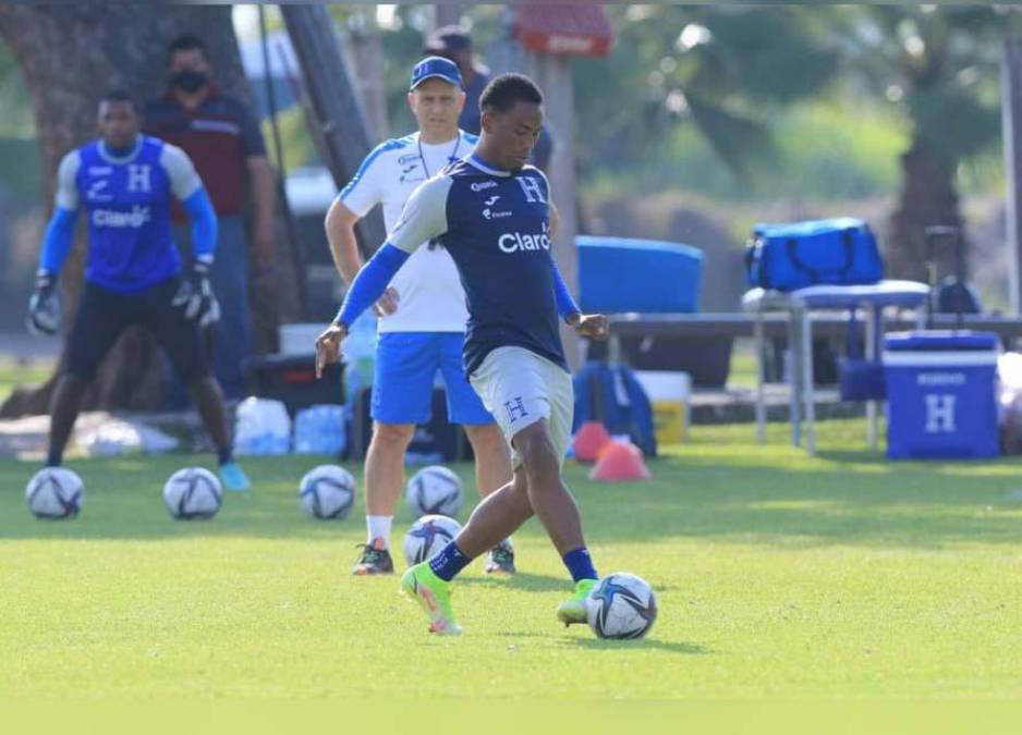 Deybi Flores: Es otro de los jugadores que no fue considerado en el 3-0 que sufrió la H en el Azteca y hoy contra Jamaica vuelve al 11 titular; estará en el centro del campo de la Bicolor.