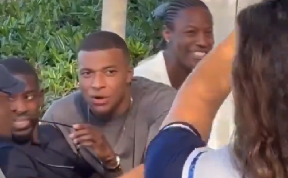Mbappé se dio una escapada con el ‘Mosquito’ a la ciudad costera y allí fueron captados por las cámaras. Incluso, se le vio al delantero impactado por la belleza de una chica.