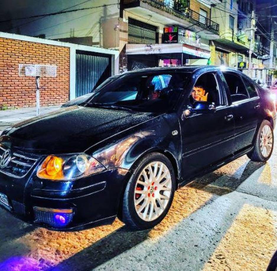 Se trata de Elías Agustín Rindel, un joven argentino que vio con indignación cómo su amiga, quien es oficial de policía, era golpeada con la culata de una pistola por su novio.