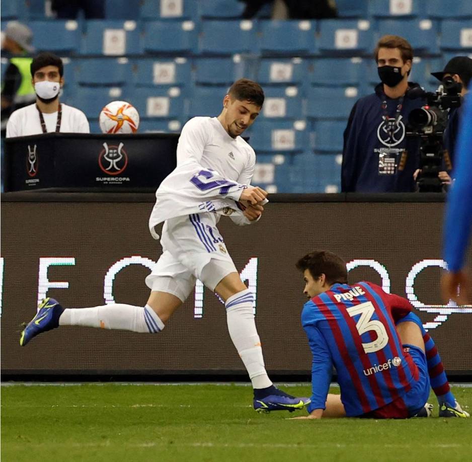 Fede Valverde corre a celebrar su gol mientras Gerard Piqué quedó tendido en el césped.