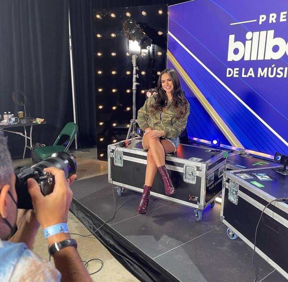 Ana Jurka se destaca como presentadora del área de entretenimiento de la cadena internacional Telemundo. 