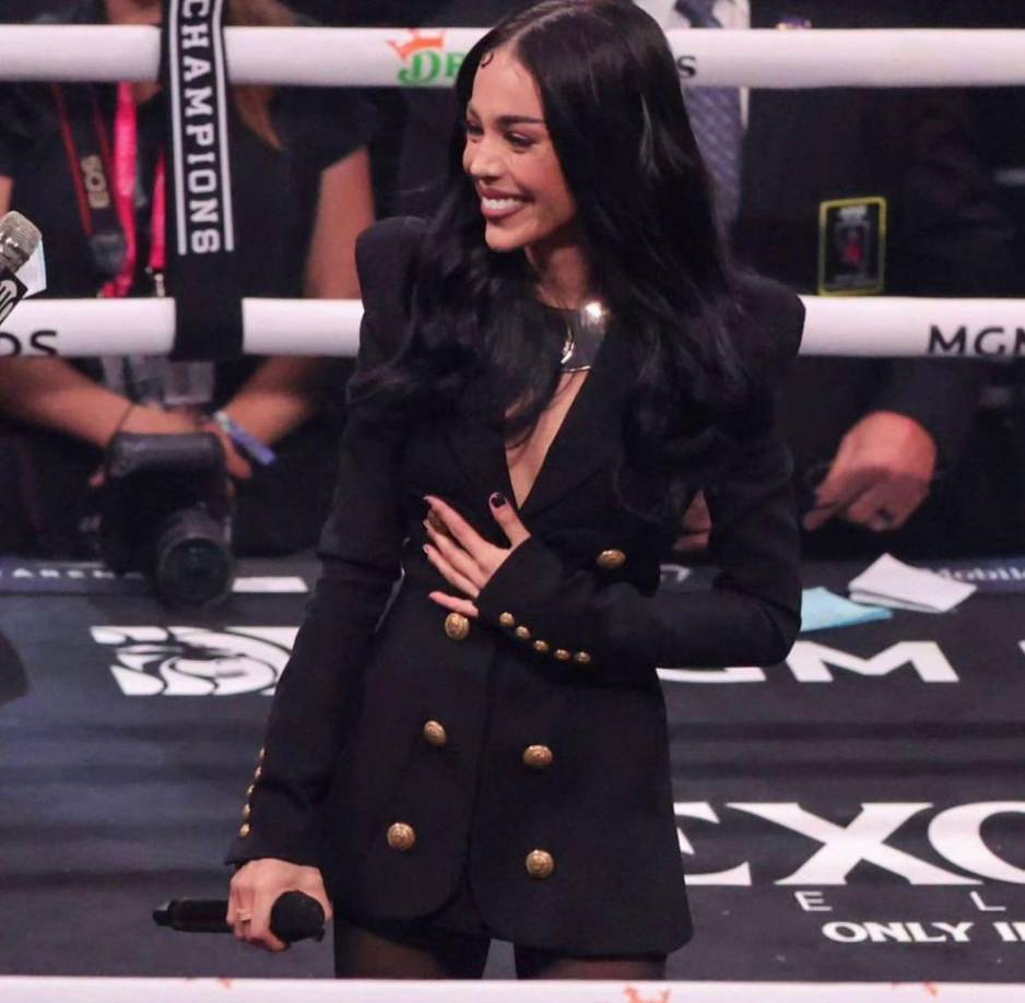 ”La presión, la responsabilidad, los nervios, la dificultad del mismo y las dudas sobre mi misma rechazándolo por años, por miedo al que dirán, a equivocarme, nada más de pensarlo la ansiedad del momento no me dejaba dormir, se me hacía un nudo en el estómago, y me tomó mucha valentía aceptar que llegó esta oportunidad en el momento perfecto, y fue todo un proceso, de confianza, de preparación.. de conexión y fue un acto de amor puro... y lo logré” siguió describiendo en su publicación.