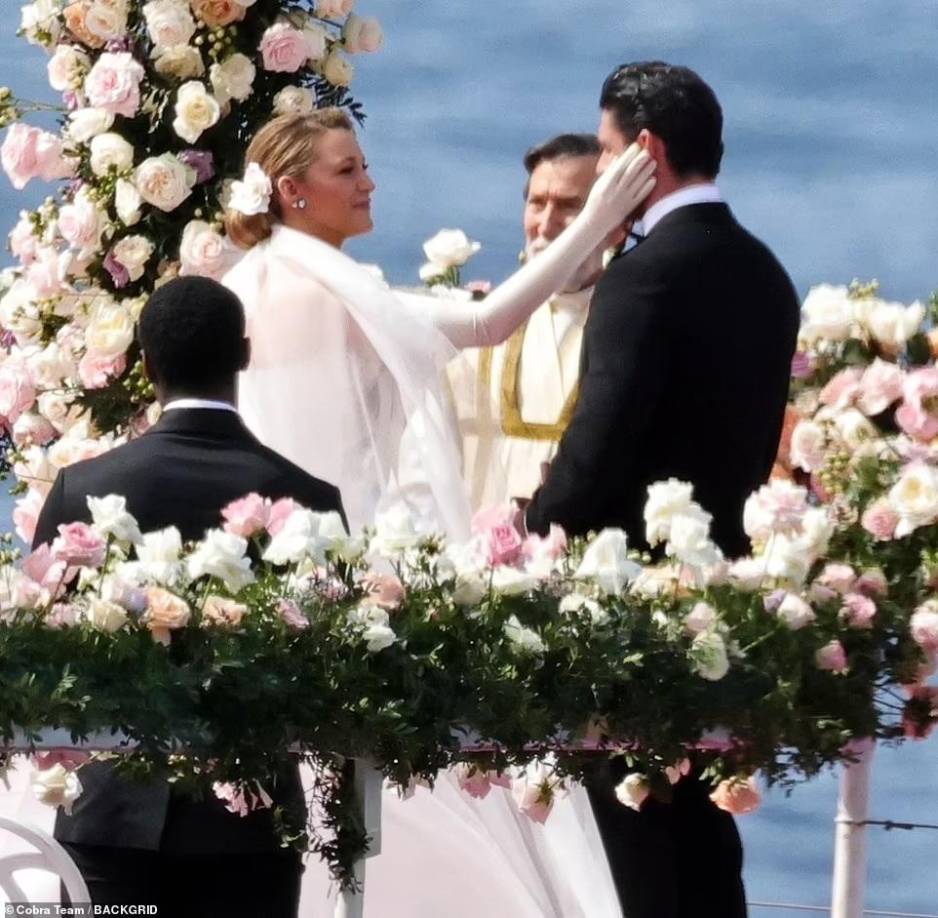 Blake Lively comenzó a filmar “A Simple Favor 2” poco después de terminar “It Ends With Us”, el filme adaptado del libro más vendido de Colleen Hoover. En la película, actuó junto a Baldoni, cuyo personaje Ryle Kincaid abusaba físicamente de su personaje Lily Bloom.