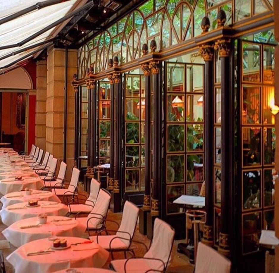 Entre los platos del menú del restaurante, creados con productos de temporada, destacan los espárragos al foie gras, la carne marinada, la pasta de mariscos o la chuleta de ternera.